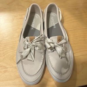 Cream Sperry boat shoes. Size 7.